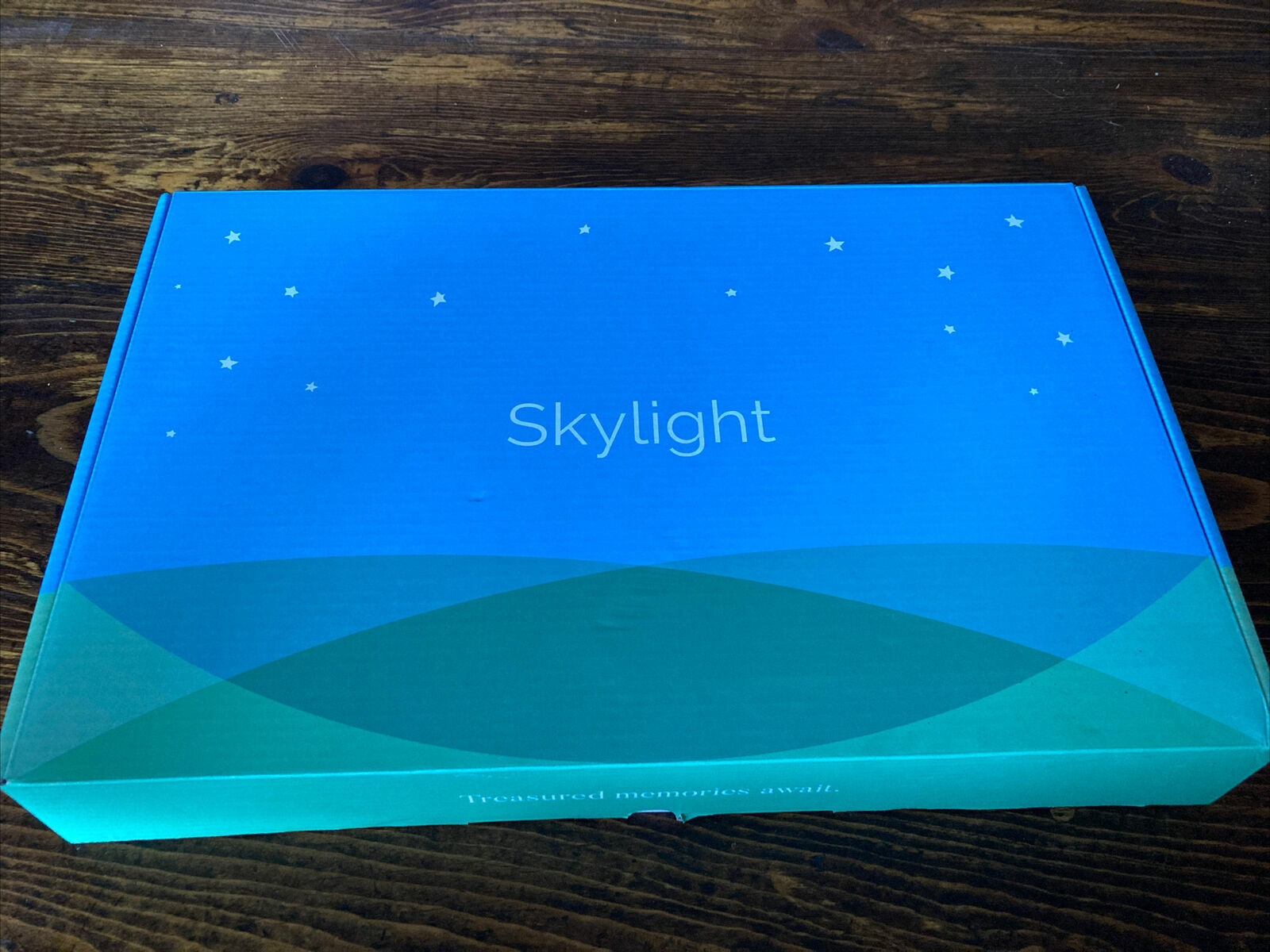 Dakboard Touchscreen Display vs The Skylight Frame.